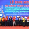 Ban Tổ chức trao Cup Lưu niệm cho các đội. (Ảnh: Thanh Thương/TTXVN)