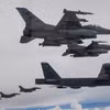 Máy bay ném bom chiến lược B-52H và máy bay phản lực F-16 của Mỹ tham gia cuộc tập trận không quân chung với tiêm kích F-15 của Hàn Quốc trên Bán đảo Triều Tiên, ngày 13/7/2023. (Ảnh: Yonhap/TTXVN)