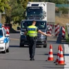 Cảnh sát Đức kiểm tra các phương tiện tại khu vực Frankfurt Oder, biên giới với Ba Lan, hồi tháng Chín năm ngoái. (Ảnh: AFP/TTXVN)