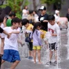 Trẻ em tránh nóng bên đài phun nước tại Seoul (Hàn Quốc) ngày 18/8/2024. (Ảnh: Yonhap/TTXVN)