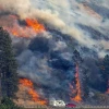 Khói lửa bốc lên từ đám cháy rừng ở bang Idaho (Mỹ), ngày 25/7/2024. (Ảnh: AP/TTXVN)