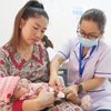 Tiêm vaccine dịch vụ tại Trạm Y tế xã Phong Phú, huyện Bình Chánh (Thành phố Hồ Chí Minh). (Ảnh: Đinh Hằng/TTXVN)