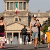 Người dân di chuyển dưới trời nắng nóng tại bang Jalisco (Mexico) ngày 9/5/2024. (Ảnh: AFP/TTXVN)