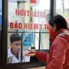 Người dân huyện Văn Chấn (Yên Bái) đăng ký khám, chữa bệnh bằng thẻ bảo hiểm y tế tại Trung tâm Y tế huyện. (Ảnh: Việt Dũng/TTXVN)