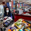 Người dân mua sắm tại một siêu thị ở Milan (Italy). (Ảnh: AFP/TTXVN)