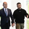 Thủ tướng Đức Olaf Scholz (trái) và Tổng thống Ukraine Volodymyr Zelensky trong cuộc gặp ở Berlin hồi tháng Năm năm ngoái. (Ảnh: AFP/TTXVN)
