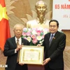Đồng chí Trần Thanh Mẫn trao tặng Huy hiệu 65 năm tuổi Đảng cho đồng chí Nguyễn Văn An, nguyên Ủy viên Bộ Chính trị, nguyên Chủ tịch Quốc hội. (Ảnh: Thống Nhất/TTXVN)
