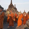 Các nhà sư cùng tăng ni Phật tử hành hương đến Đền Borobudur (Indonesia). (Ảnh: Đào Trang/TTXVN)