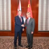 Bộ trưởng Ngoại giao Trung Quốc Vương Nghị (phải) bắt tay Ngoại trưởng Anh David Cameron trong cuộc gặp bên lề Hội nghị An ninh Munich, ngày 16/2/2024. (Nguồn: China Daily)