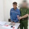 Đối tượng Phàng A Lử cùng số ma túy bị bắt. (Ảnh: TTXVN phát)