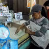 Người dân mua gạo tại khu chợ tại Manila (Philippines). (Ảnh: AFP/TTXVN)
