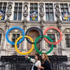 Biểu tượng Olympic tại Paris (Pháp). (Ảnh: AFP/TTXVN)