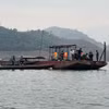 Lực lượng chức năng đã tìm thấy thi thể nạn nhân thứ hai trong vụ tai nạn xảy ra hôm 17/4. (Ảnh: TTXVN phát)