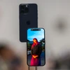 Điện thoại iPhone 15 Pro của Apple được giới thiệu tại Cupertino, California (Mỹ), ngày 12/9/2023. (Ảnh: AFP/TTXVN)