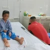 Học sinh Phùn Thảo Ly được theo dõi, điều trị tại Bệnh viên Đa khoa tỉnh Quảng Ninh. (Ảnh: TTXVN phát)
