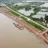 Hoạt động tu bổ kè bảo vệ phía sông đê Hữu Hoá thuộc các xã Thụy Hưng và Thụy Việt, huyện Thái Thụy (tỉnh Thái Bình). (Ảnh: Vũ Sinh/TTXVN)