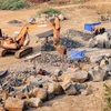 Hiện trường hoạt động khai thác đá trái phép diễn ra tại khu vực suối Ia Dom thuộc thôn Mook Trêl, xã Ia Dom, huyện Đức Cơ (tỉnh Gia Lai). (Ảnh: Hoài Nam/TTXVN)