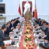 Tổng thống Indonesia Joko Widodo (thứ năm, phải) và Thủ tướng Trung Quốc Lý Cường (thứ năm, trái) tại cuộc hội đàm ở Jakarta, hồi tháng Chín năm ngoái. (Ảnh: THX/TTXVN)
