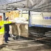 Lực lượng chức năng kiểm tra ôtô tải vận chuyển trái phép hàng nhập lậu. (Ảnh: TTXVN phát)