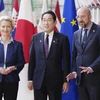 Chủ tịch EC Ursula von der Leyen (trái), Thủ tướng Nhật Bản Fumio Kishida (giữa) và Chủ tịch Hội đồng châu Âu Charles Michel tại Hội nghị Thượng đỉnh EU-Nhật Bản ở Brussels ngày 13/7/2023. (Ảnh: Kyodo/TTXVN)