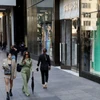 Người dân di chuyển trên phố mua sắm ở New York (Mỹ). (Ảnh: AFP/TTXVN)