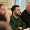 Tổng thống Ukraine Volodymyr Zelensky tại cuộc họp ở Kiev ngày 22/2/2024. (Ảnh: AFP/TTXVN)