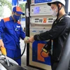 Người dân mua xăng tại cửa hàng trực thuộc Petrolimex. (Ảnh: PV/Vietnam+)