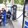 Nhân viên Petrolimex bán xăng cho khách hàng. (Ảnh: Đức Duy/Vietnam+)