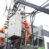 Nhân viên EVN bảo dưỡng các thiết bị điện. (Ảnh: PV/Vietnam+)