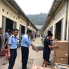 Lực lượng liên ngành tỉnh Lạng Sơn kiểm tra kho hàng tại huyện Văn Lãng. (Ảnh: PV/Vietnam+)