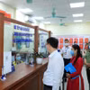 Chủ tịch Ủy ban Nhân dân quận Hai Bà Trưng kiểm tra tại bộ phận một cửa phường Bạch Mai. (Ảnh: Xuân Quảng/Vietnam+)