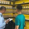 Lực lượng quản lý thị trường Thành phố Hồ Chí Minh kiểm tra các cơ sở kinh doanh thuốc lá điện tử. (Ảnh: PV/Vietnam+)