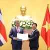 Bộ trưởng Ngoại thương Costa Rica Manuel Tovar trao Công hàm về việc Costa Rica công nhận Việt Nam là quốc gia có nền kinh tế thị trường tại trụ sở Bộ Công Thương. (Ảnh: PV/Vietnam+)