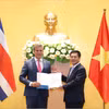 Bộ trưởng Ngoại thương Costa Rica Manuel Tovar trao Công hàm về việc Costa Rica công nhận Việt Nam là quốc gia có nền kinh tế thị trường tại trụ sở Bộ Công Thương. (Ảnh: PV/Vietnam+)
