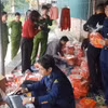 Lực lượng chức năng tỉnh Vĩnh Phúc kiểm tra mứt Tết có dấu hiệu hàng giả. (Ảnh: PV/Vietnam+)