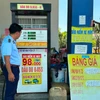 Quản lý thị trường kiểm tra một cơ sở bán xăng dầu. (Ảnh: PV/Vietnam+)