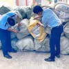 Số lượng quần áo cũ có dấu hiệu vi phạm do lực lượng liên ngành tỉnh Phú Yên phát hiện trên xe ôtô đầu kéo lên tới 8,4 tấn. (Ảnh: PV/Vietnam+)
