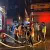 Các nạn nhân được đưa ra ngoài trong vụ cháy rạng sáng 24/5 tại Trung Kính (Cầu Giấy, Hà Nội). (Ảnh: PV/Vietnam+)