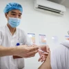 Tiêm vaccine phòng COVID-19 cho người dân. (Nguồn: Vietnam+)