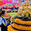 Các chương trình khuyến mại, giảm giá góp phần bình ổn thị trường dịp cuối năm và Tết Nguyên đán. (Ảnh: Đức Duy/Vietnam+)