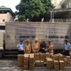 Lực lượng chức năng khám phương tiện vận tải vận chuyển mỹ phẩm nhập lậu. (Ảnh: PV/Vietnam+)