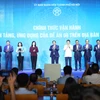 Thủ tướng Phạm Minh Chính, Bộ trưởng Bộ Công an Lương Tam Quang; Bộ trưởng Bộ y tế Đào Hồng Lan cùng lãnh đạo thành phố Hà Nội thực hiện nghi thức kích hoạt vận hành một số nền tảng, ứng dụng của Đề án 06 trên địa bàn thành phố Hà Nội. (Ảnh: PV/Vietnam+)