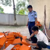Lực lượng chức năng kiểm tra hàng hóa có dấu hiệu giả mạo nhãn hiệu HERMÈS. (Ảnh: PV/Vietnam+)