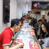 Khách hàng mua vàng tại Công ty Doji. (Ảnh: Đức Duy/Vietnam+)