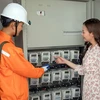 EVNHANOI lắp đặt 100% công tơ điện tử cho khách hàng. (Ảnh: PV/Vietnam+)