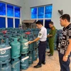 Lực lượng liên ngành tỉnh Bắc Ninh kiểm tra cơ sở san, chiết, nạp khí LPG của ông P.V.Đ tại phường Song Hồ, thị xã Thuận Thành, tỉnh Bắc Ninh. (Ảnh: PV/Vietnam+)