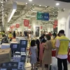 Nhiều chương trình giảm giá sâu trong tháng Khuyến mại Hà Nội nhằm kích cầu tiêu dùng. (Ảnh: Xuân Quảng/Vietnam+)