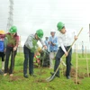 Các đại biểu thuộc Petrovietnam trồng cây xanh tại Vườn cây Công đoàn Dầu khí, Nhà máy Nhiệt điện Thái Bình 2. (Ảnh: PV/Vietnam+)