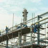 Công nhân bảo dưỡng chuẩn bị các công đoạn cuối cùng để tiến hành bảo dưỡng. (Ảnh: PV/Vietnam+)