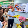 Ông Trần Hữu Linh, Tổng cục trưởng Tổng cục Quản lý thị trường hướng dẫn phân biệt một số loại gạo được bảo hộ thương hiệu. (Ảnh: Đức Duy/Vietnam+)